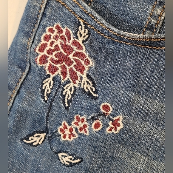 Harper Floral Embroidered Distressed Denim Mid-Rise Shorts - Size 29 - Picture 4 of 9